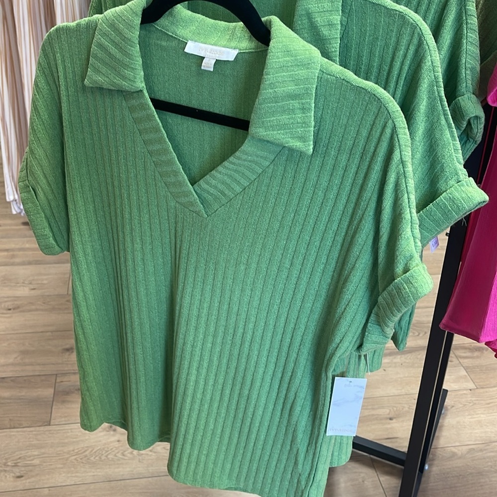 Collared Short Sleeve Ribbed Top - Picture 2 of 3